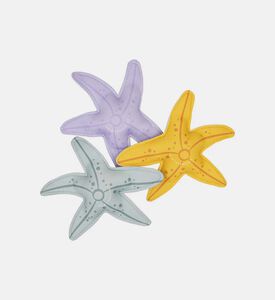 أصدقاء غوص تحت الماء بشكل نجوم بحر