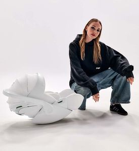 مقعد سيارة بمسند رأس قابل للتعديل