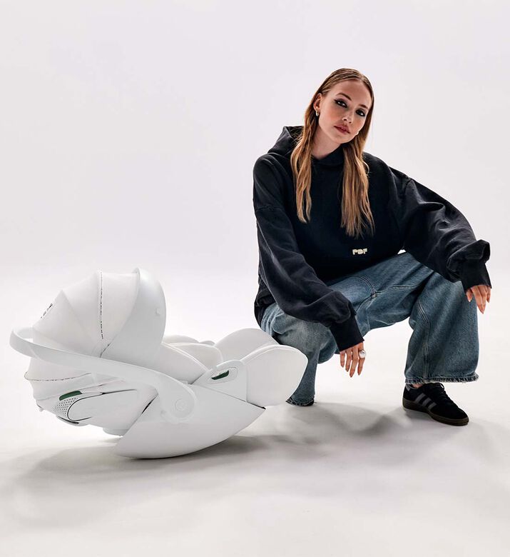 مقعد سيارة بمسند رأس قابل للتعديل