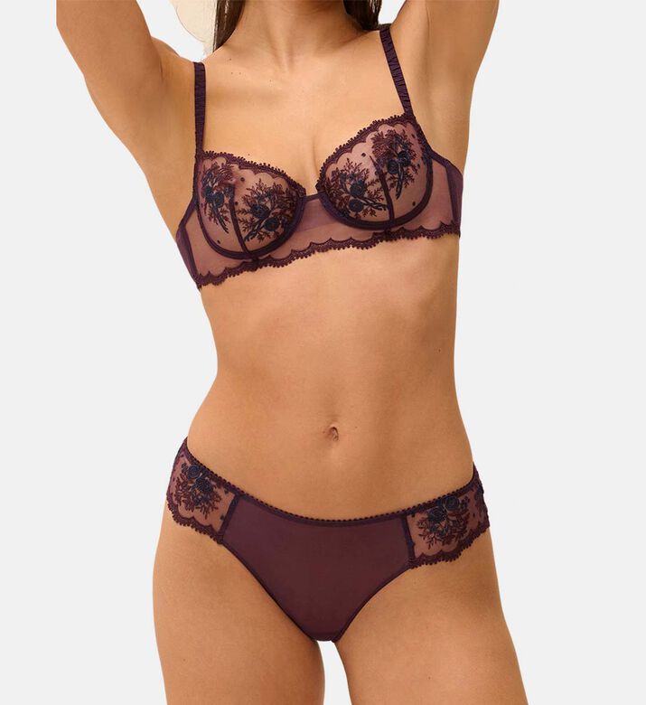 Simone Perele Btanga, Model View