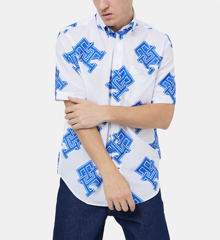 قميص بطبعة أحرف العلامة بأزرار أمامية