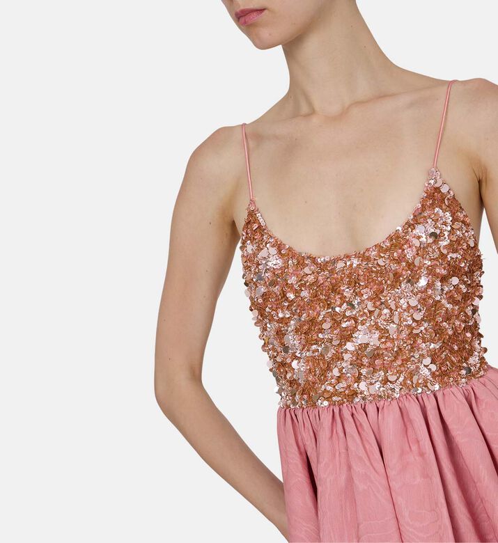 فستان بتنورة كاملة وصدّار مزين بترتر فستان بتنورة كاملة وصدّار مزين بترتر