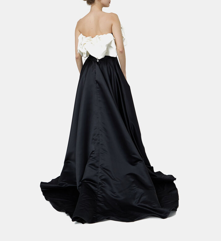 فستان مكشكش مكشوف الأكتاف