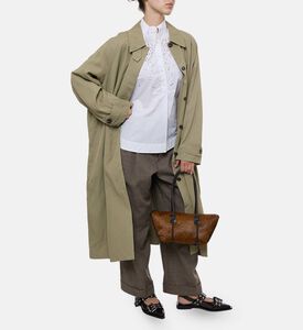 بلوزة يونانية مزينة بحلقات مفرغة