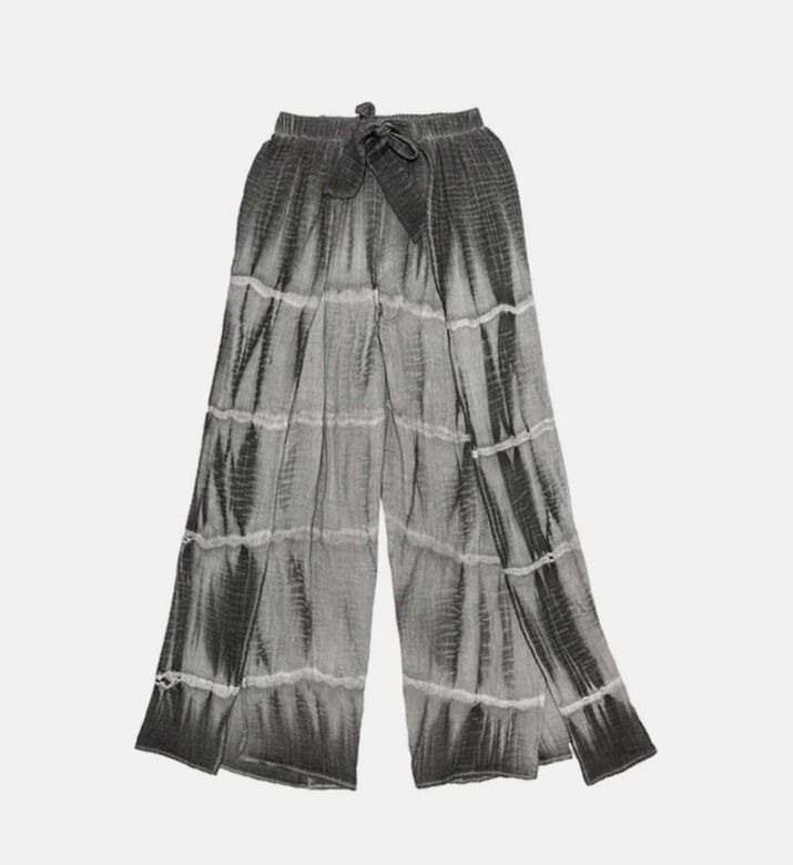 بنطلون من القطن العضوي على الأرض