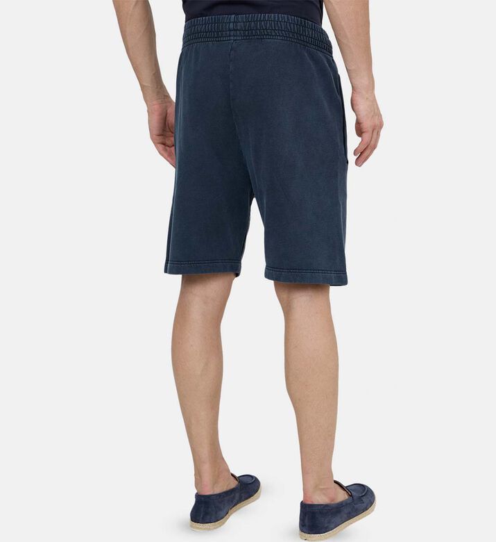 شورت بجيوب جانبية وشعار مطرّز