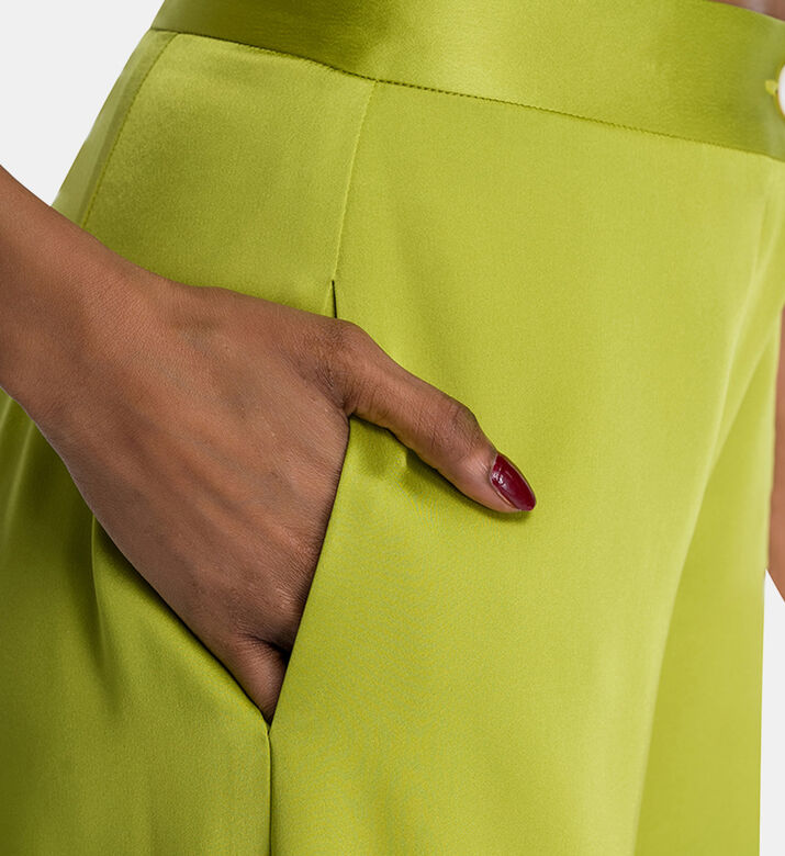 بنطال حريري بحزام خصر مطاطي عريض الساقين