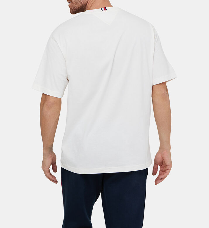 تيشيرت بأحرف العلامة بقصة كلاسيكية