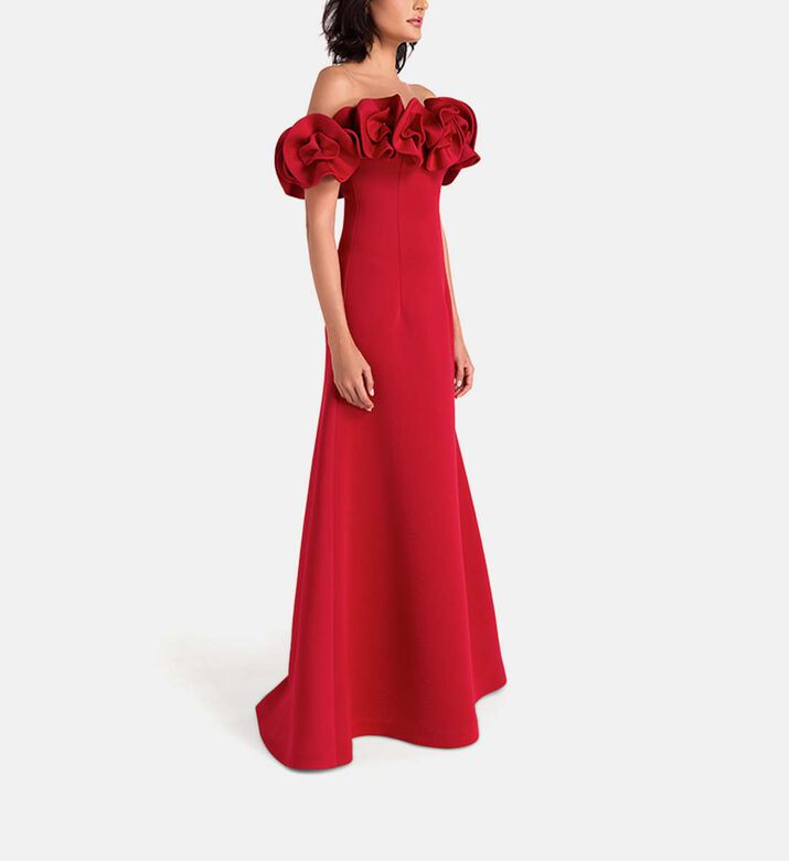 فستان ماكسي بأكتاف مكشوفة مزين بأزهار