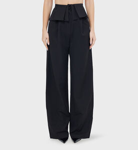 بنطال واسع الأرجل ومزين بكشكشة