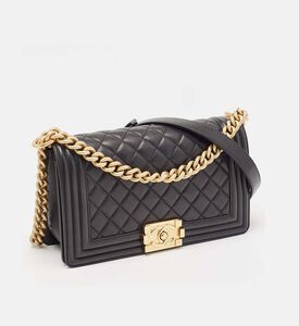 حقيبة شانيل بوي متوسطة الحجم بجلد مبطّن بغطاء قلاب مملوكة مسبقًا