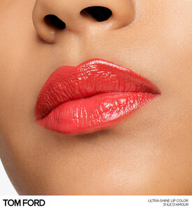 لون شفاه مرطب وفائق اللمعان