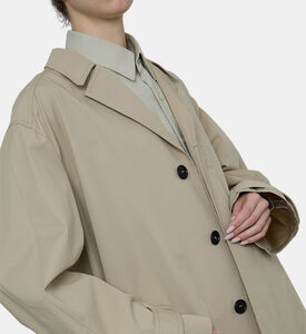 معطف كلاسيكي بأكمام طويلة وأزرار للإغلاق