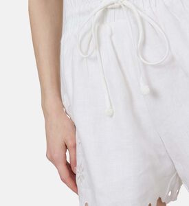 شورت كتان مزين بتطريز ريشليو بشكل أزهار