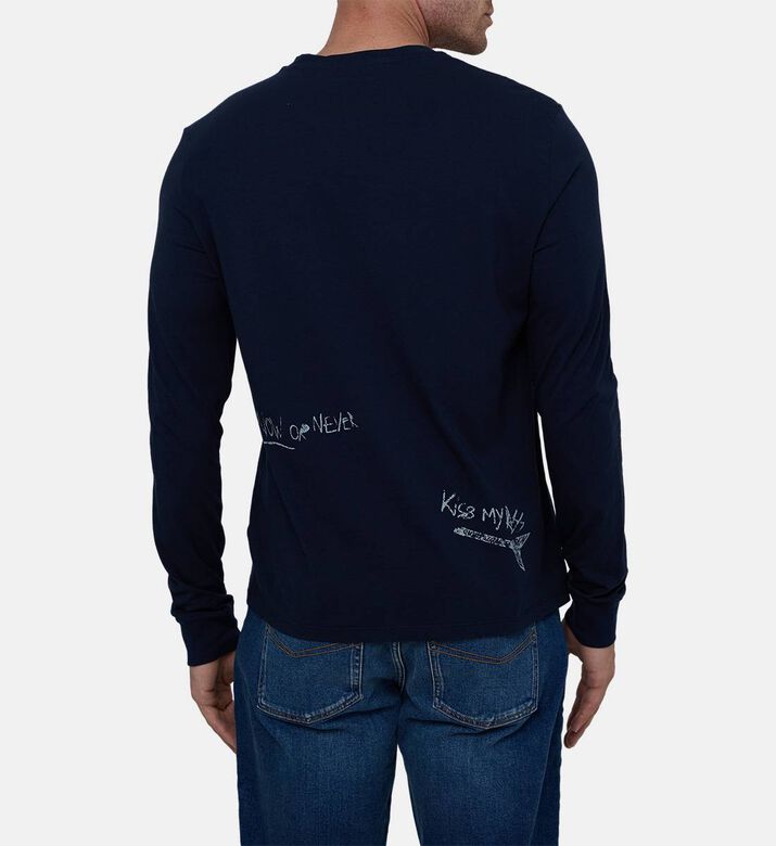 تيشيرت بياقة دائرية طويلة الأكمام