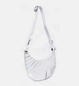 حقيبة بتفاصيل بتلات صغيرة بجلد صناعي لامع