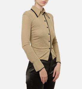 قميص بأكمام طويلة وإغلاق بأزرار