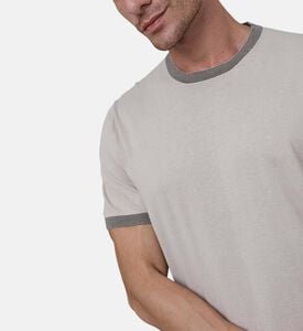 تيشيرت محبوك بلون بيج فاتح برقبة مستديرة