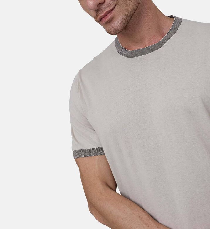 تيشيرت محبوك بلون بيج فاتح برقبة مستديرة