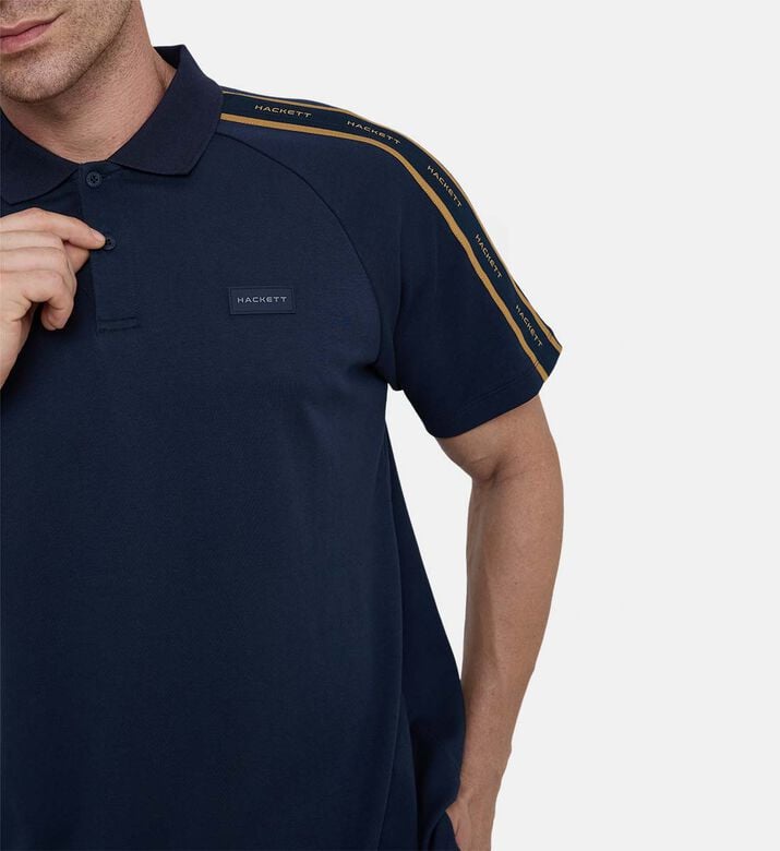 قميص بولو كلاسيكي بشعار مطرز