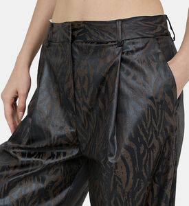 بنطال ذو طيّات بساق عريضة