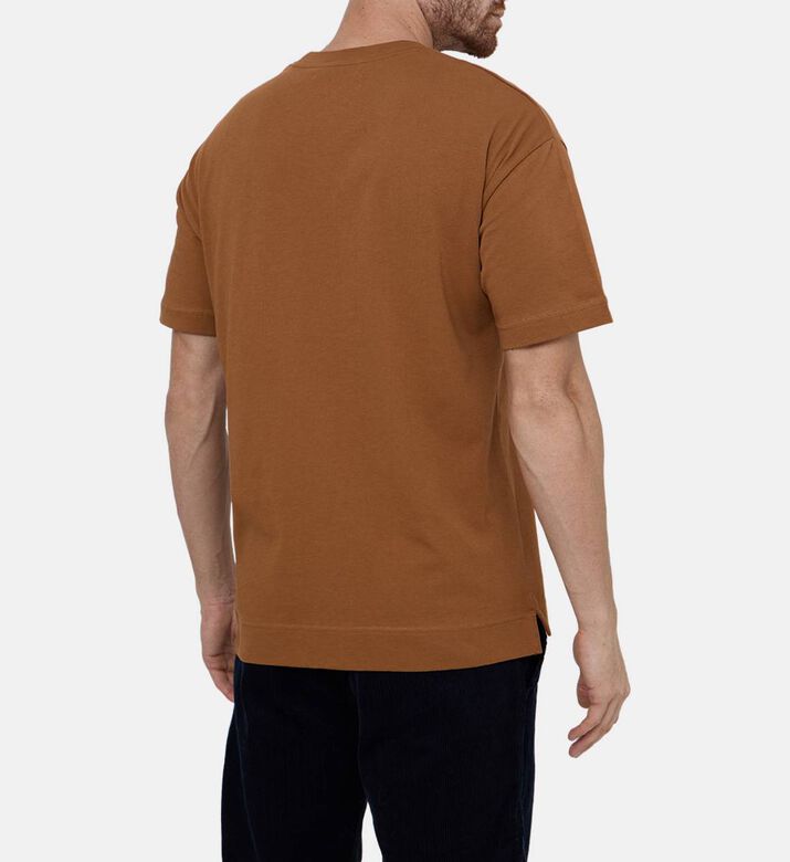 تيشيرت غير رسمي بأكمام قصيرة