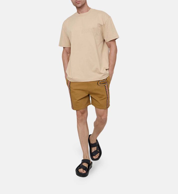 شورت بنقشة خطوط جانبية