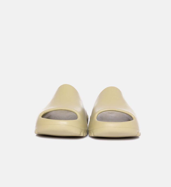 صندل بتصميم مفتوح بسيط عصري