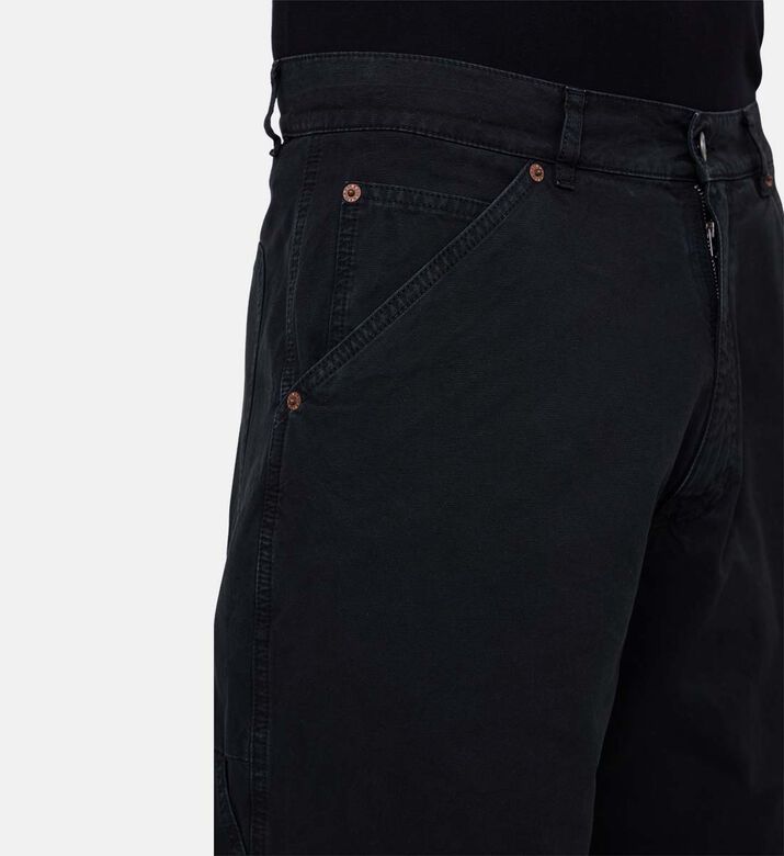 شورت بقصّة عادية وإغلاق بزر شورت بقصّة عادية وإغلاق بزر