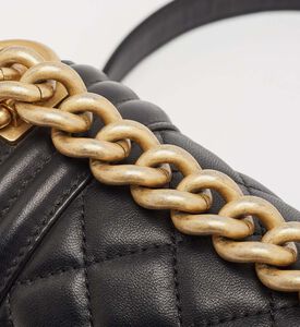 حقيبة شانيل بوي متوسطة الحجم بجلد مبطّن بغطاء قلاب مملوكة مسبقًا