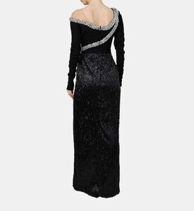 فستان بقصّة ضيّقة مزين بتطريز ثعبان وتنورة بشراشيب