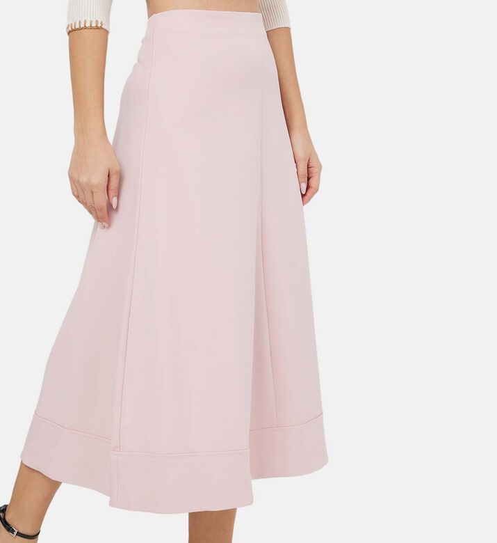 تنورة واسعة على شكل حرف A