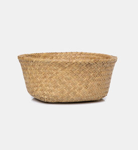 سلة من الأعشاب البحرية صغيرة الحجم مع كرات سوداء