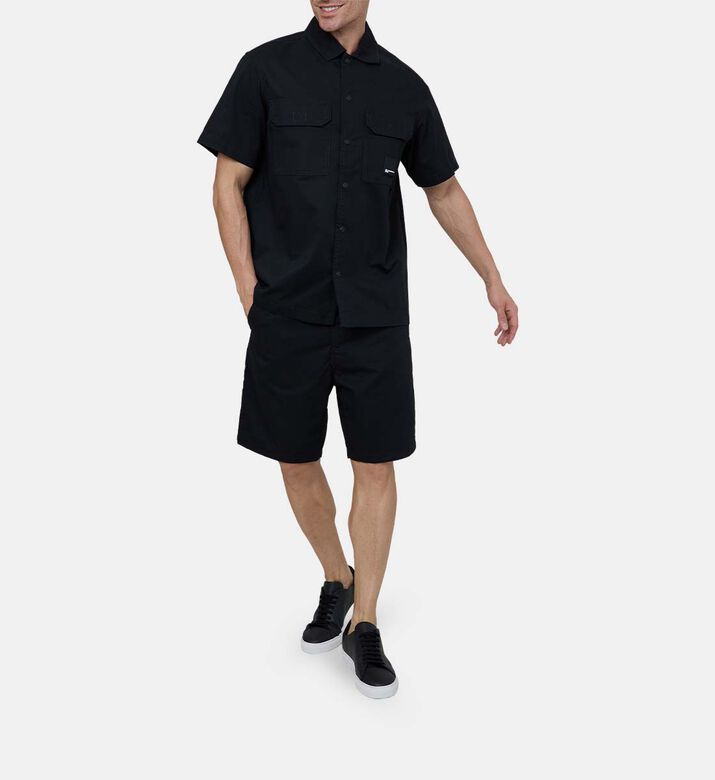 قميص كلاسيكي بجيب بأكمام قصيرة قميص كلاسيكي بجيب بأكمام قصيرة