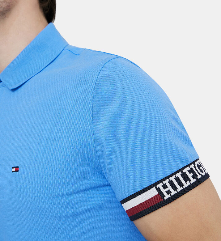 تيشيرت بولو بقصة ضيقة بعلم ونقشة أحرف العلامة