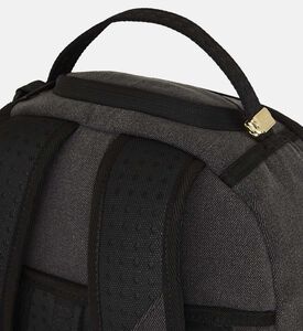 حقيبة ظهر بشكل سمكة قرش من مواد معاد تدويرها