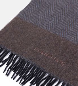 وشاح بنقشة هيرينغ بون مع تفاصيل أطراف مهدبة