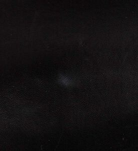 حقيبة شانيل بوي متوسطة الحجم بجلد مبطّن بغطاء قلاب مملوكة مسبقًا