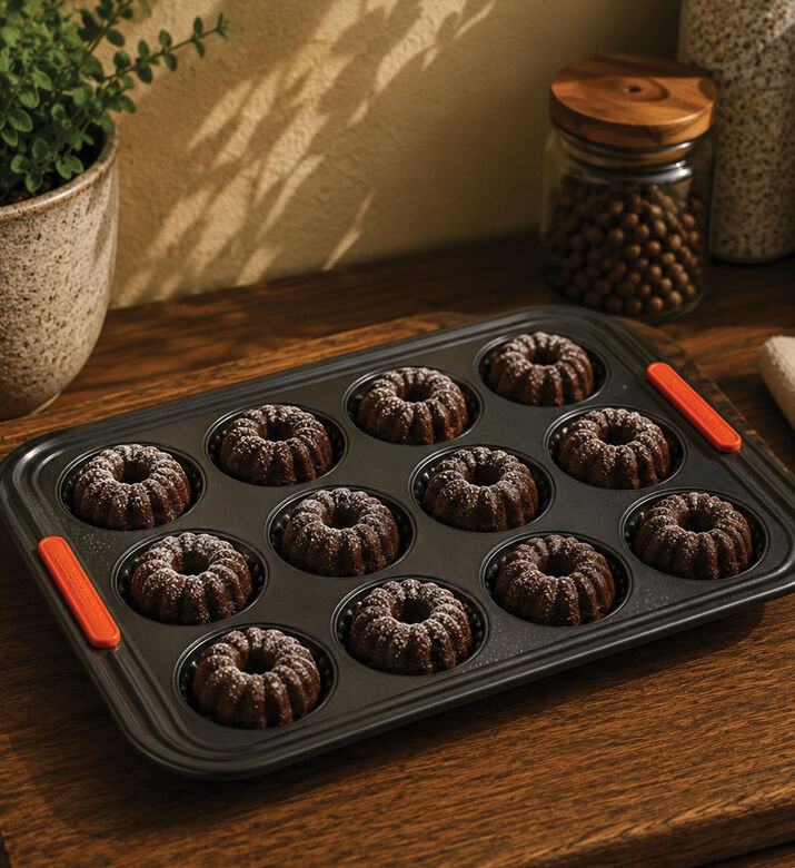 Le Creuset 12 Mini Bundt Tray, Packshot View