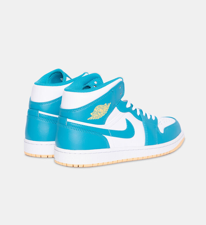 حذاء اير جوردان 1 متوسط بلون أزرق فاتح