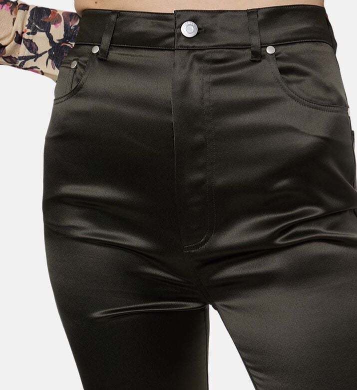 بنطال بقصّة عادية وإغلاق بأزرار بنطال بقصّة عادية وإغلاق بأزرار