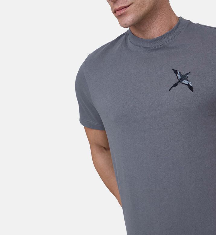 تيشيرت مطرز بطائر بي صغير