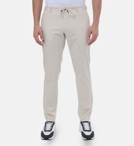 بنطال بخصر مطاطي وأرجل تضيق نحو الأسفل