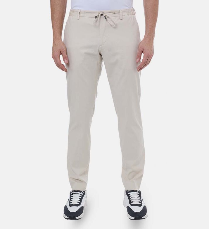 بنطال بخصر مطاطي وأرجل تضيق نحو الأسفل