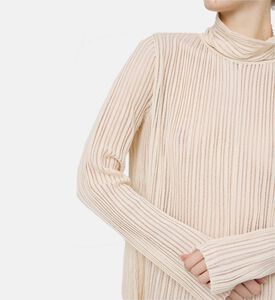 بلوزة كريستو بياقة مضلعة عالية