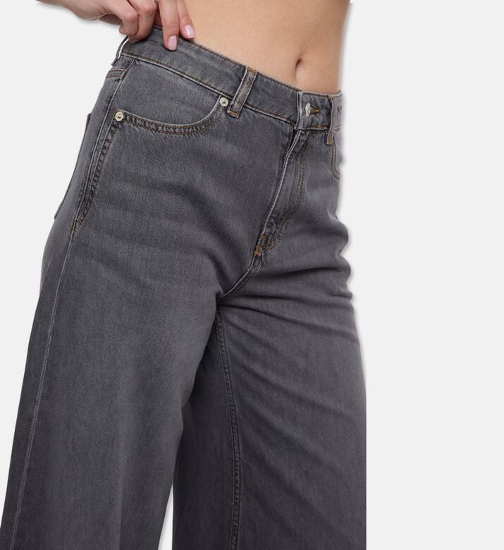 Ba and Sh Jeans Yusc, Model View