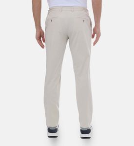 بنطال بخصر مطاطي وأرجل تضيق نحو الأسفل