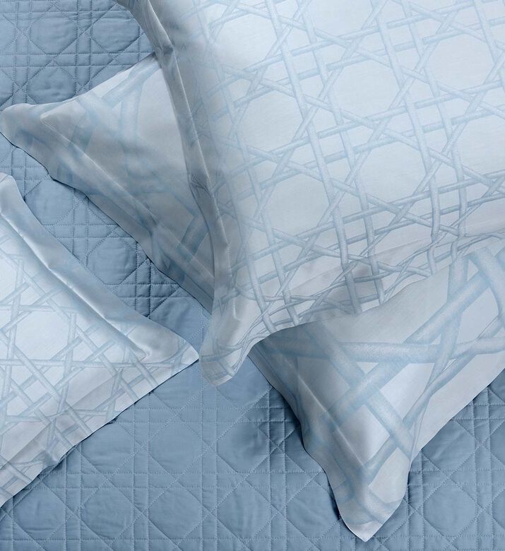 طقم مفارش سرير مطرّزة