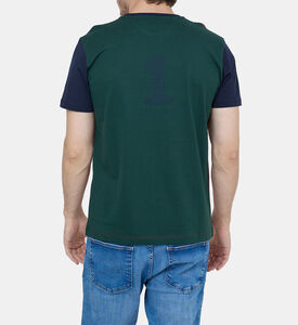 تيشيرت بشعار مطرز مقسم بألوان