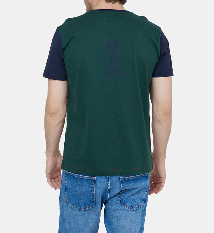 تيشيرت بشعار مطرز مقسم بألوان